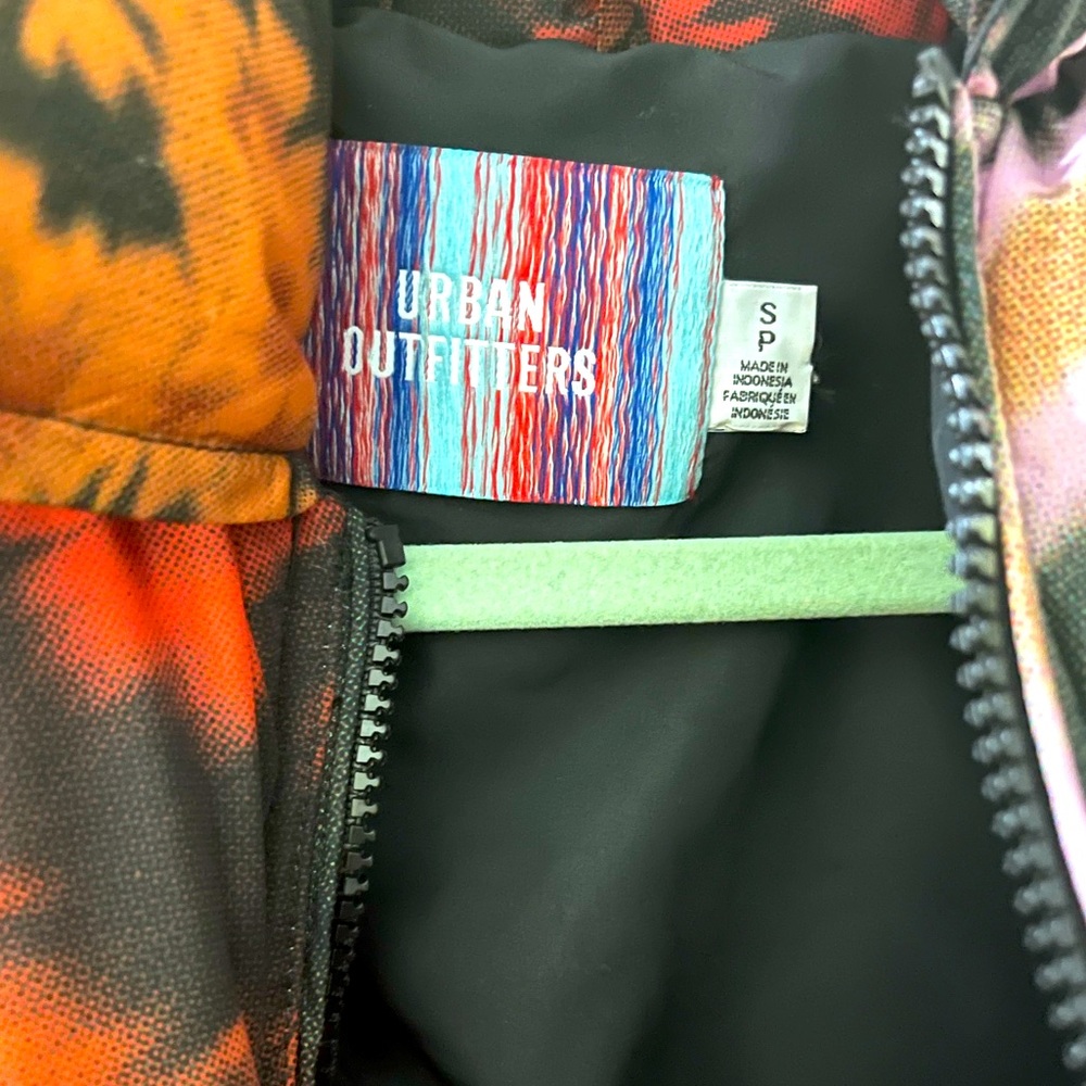 Urban Outfitters cropped puff jacket. - Picture 3 of 3